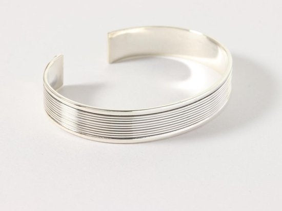 Zilveren klemarmband met fijn ribbelmotief afbeelding 2