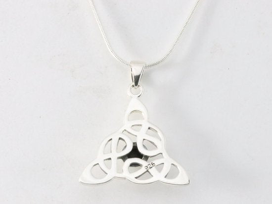 Zilveren triquetra hanger met granaat aan ketting afbeelding 3