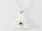 Zilveren triquetra hanger met granaat aan ketting afbeelding 3
