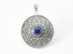 Ronde bewerkte zilveren hanger met lapis lazuli afbeelding 4