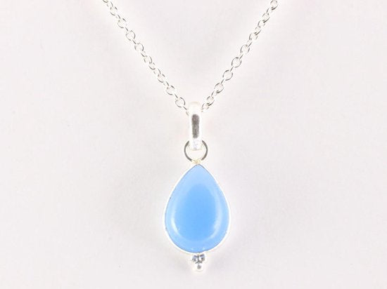 Fijne druppelvormige zilveren hanger met blauwe chalcedoon aan ketting afbeelding 4
