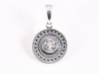 Fijne bewerkte ronde zilveren hanger met bergkristal afbeelding 1
