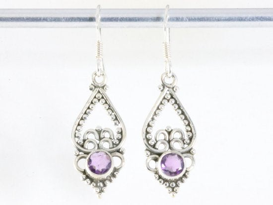 Fijne opengewerkte zilveren oorbellen met amethist afbeelding 3