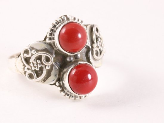 Fijne bewerkte zilveren ring met rode koraal steen afbeelding 1