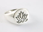 Zilveren zegelring met lotus bloem afbeelding 1