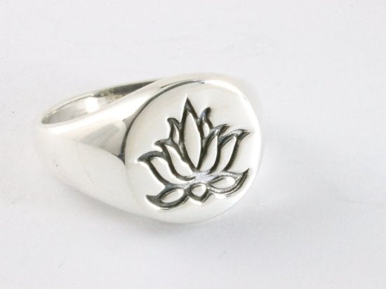 Zilveren zegelring met lotus bloem afbeelding 1