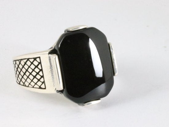 Zware bewerkte zilveren ring met onyx afbeelding 1