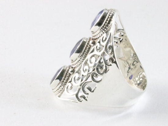 Langwerpige opengewerkte zilveren ring met blauwe saffier afbeelding 2