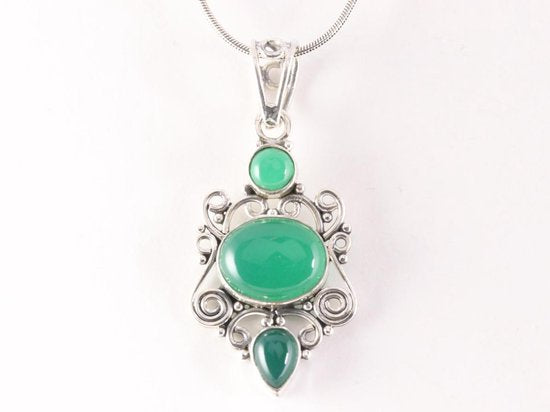 Opengewerkte zilveren hanger met groene onyx aan ketting afbeelding 4