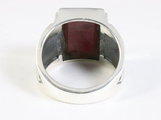 Zware bewerkte zilveren ring met robijn afbeelding 3