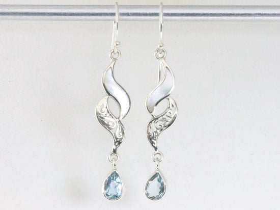 Lange zilveren oorbellen met blauwe topaas en parelmoer afbeelding 3