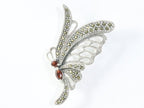 Opengewerkte zilveren vlinder broche met granaat en marcasiet afbeelding 3