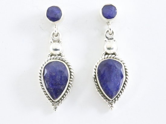 Bewerkte zilveren oorstekers met blauwe saffier afbeelding 1