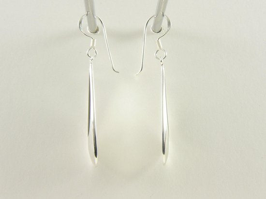 Lange druppelvormige zilveren oorbellen met onyx afbeelding 2