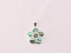 Fijne bloemvormige zilveren hanger met abalone schelp aan ketting afbeelding 4