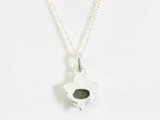 Fijne bewerkte zilveren hanger met labradoriet aan ketting afbeelding 3