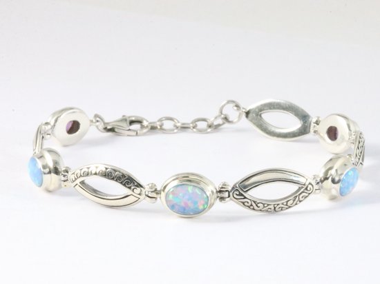 Traditionele bewerkte zilveren armband met Australische opaal afbeelding 1