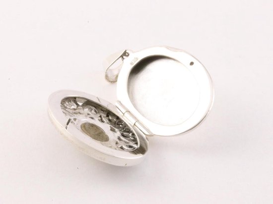 Opengewerkt ovaal zilveren medaillon met parelmoer afbeelding 5