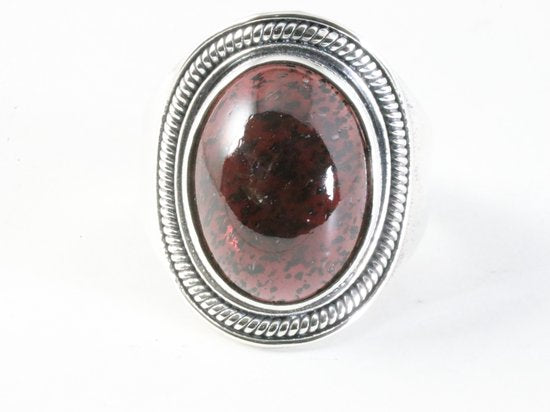 Bewerkte zilveren ring met granaat afbeelding 4