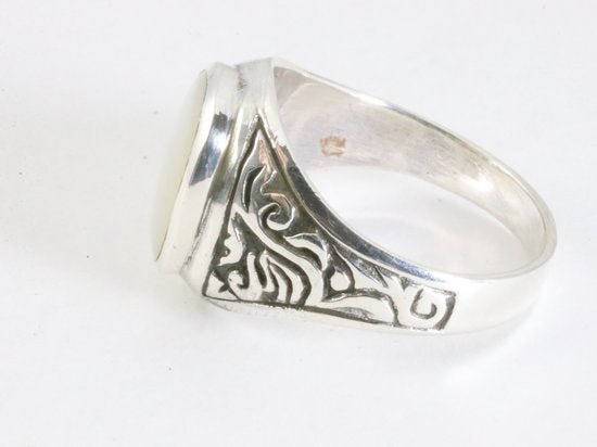 Zware bewerkte zilveren ring met parelmoer afbeelding 2