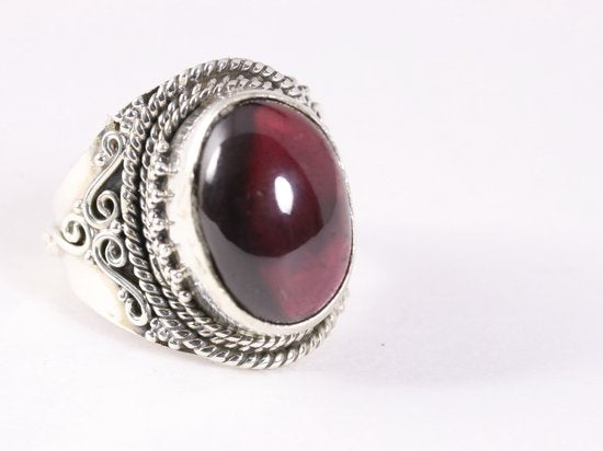 Bewerkte zilveren ring met granaat afbeelding 1