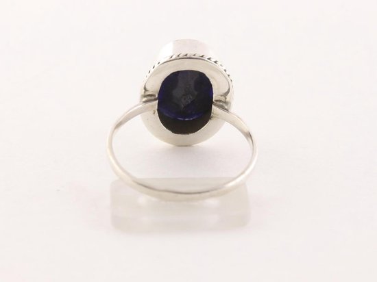 Bewerkte zilveren ring met blauwe saffier afbeelding 3