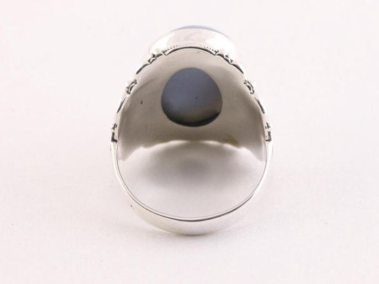 Bewerkte zilveren ring met blauwe opaal afbeelding 3