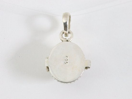 Traditioneel fijn bewerkt zilveren medaillon met onyx afbeelding 3