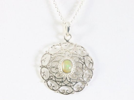 Opengewerkte zilveren hanger met Ethiopische opaal aan ketting afbeelding 4