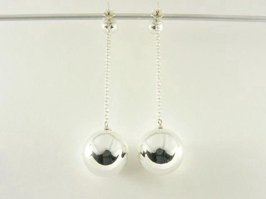 Lange zilveren oorstekers met hoogglans bollen afbeelding 2