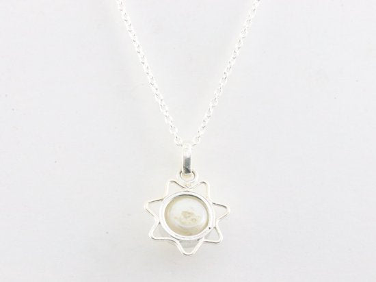 Fijne opengewerkte zilveren hanger met zoetwater parel aan ketting afbeelding 3