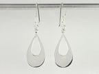 Opengewerkte druppelvormige zilveren oorbellen met veelkleurige schelp afbeelding 3