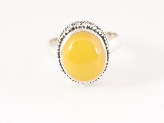 Traditionele bewerkte zilveren ring met gele amber afbeelding 4