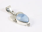 Bewerkte zilveren hanger met blauwe opaal afbeelding 2