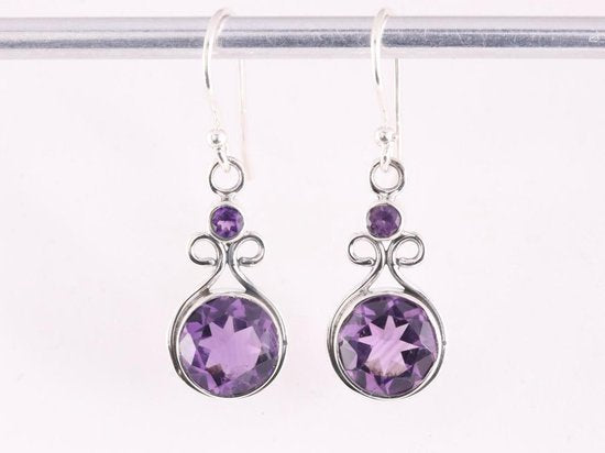 Opengewerkte zilveren oorbellen met amethist afbeelding 4