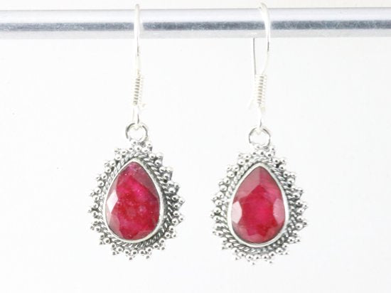 Fijne bewerkte zilveren oorbellen met robijn afbeelding 3