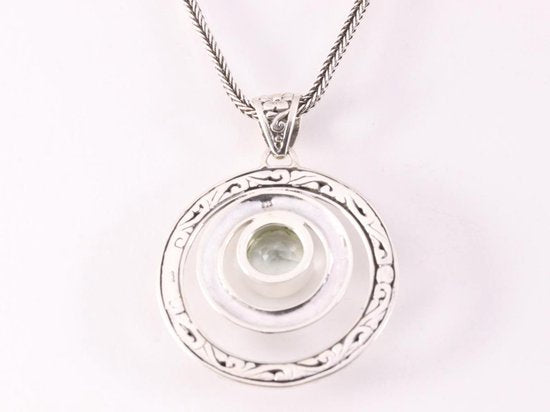 Traditionele bewerkte zilveren hanger met groene amethist aan vossenstaart ketting afbeelding 3