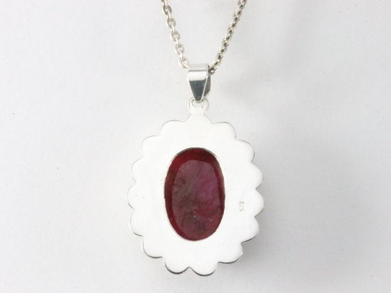 Grote bewerkte zilveren hanger met robijn aan ketting afbeelding 3