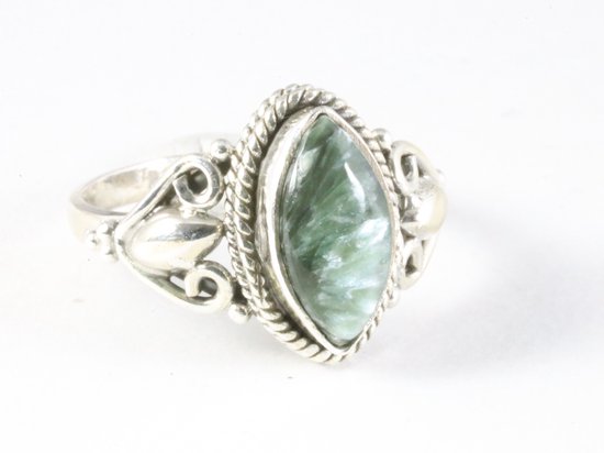 Fijne bewerkte zilveren ring met groene serafiniet afbeelding 1