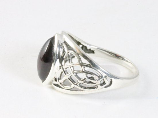 Opengewerkte zilveren ring met granaat afbeelding 2