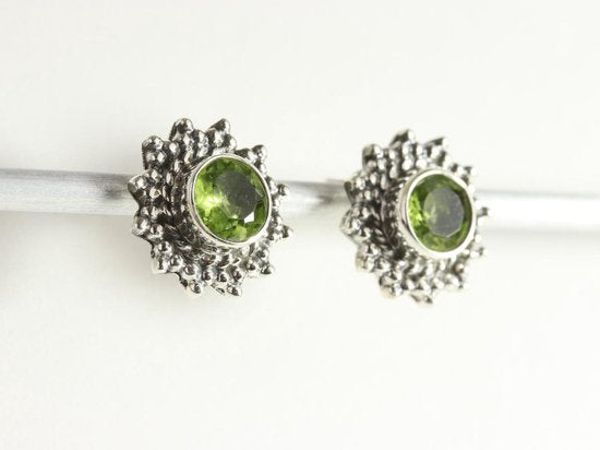Bewerkte zilveren oorstekers met peridoot afbeelding 2