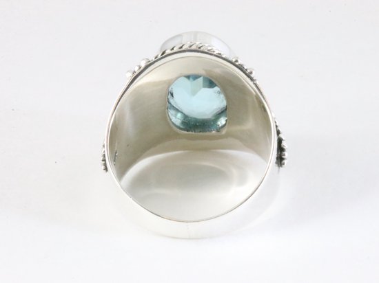Bewerkte zilveren ring met blauwe topaas afbeelding 3