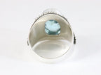 Bewerkte zilveren ring met blauwe topaas afbeelding 3