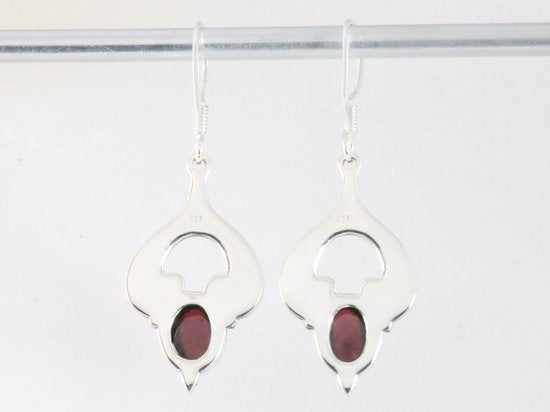 Bewerkte zilveren oorbellen met granaat afbeelding 2