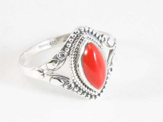Fijne bewerkte zilveren ring met rode koraal steen afbeelding 1