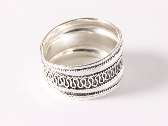 Brede zilveren ring met meandergravering afbeelding 2