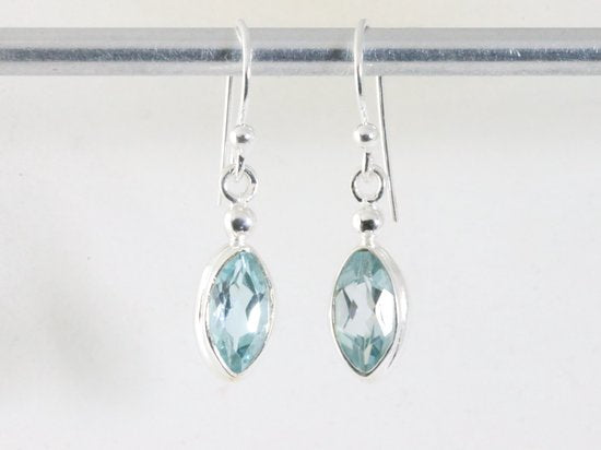 Fijne hoogglans zilveren oorbellen met blauwe topaas afbeelding 3