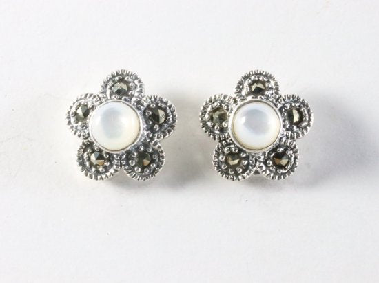 Fijne zilveren oorstekers met parelmoer en marcasiet afbeelding 1