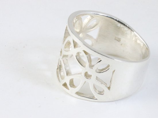 Brede opengewerkte zilveren ring met bloemen motief afbeelding 2