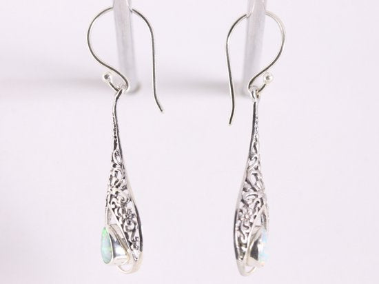 Opengewerkte zilveren oorbellen met welo opaal afbeelding 2